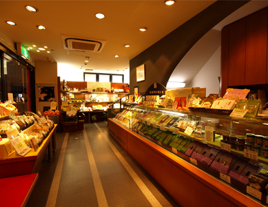 Sumi no Yame tea does not only sell various kinds of good quality of tea but also run tea cafeteria of Japanese style. 