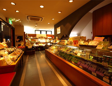 Sumi no Yame tea does not only sell various kinds of good quality of tea but also run tea cafeteria of Japanese style.